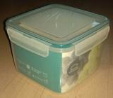 Food container with locking lid